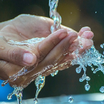 Hände unter fließendem Wasser waschen