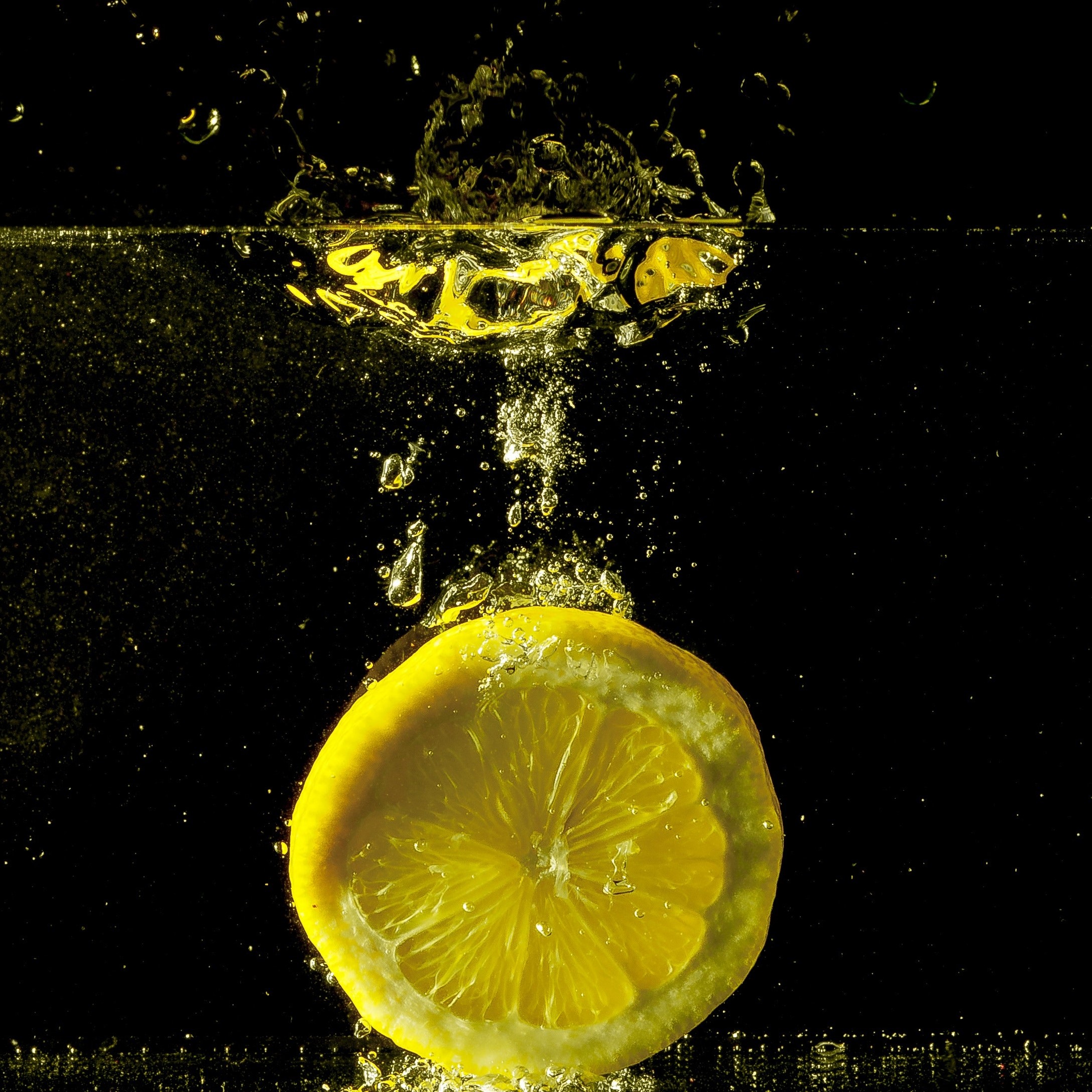 Zitrone in Wasser